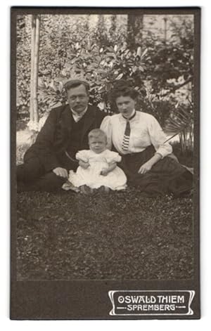 Image du vendeur pour Fotografie Oswald Thiem, Spremberg, Stolze junge Eltern mit ihrer Tochter, auf einer Wiese im Park mis en vente par Bartko-Reher