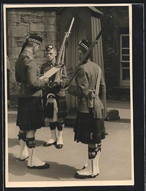 Photo Postcard Drei Schottische Soldaten in traditioneller Uniform