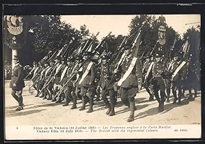 Postcard Paris, Siegesfeier 1919, Briten mit Regimentsfahnen