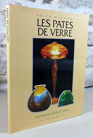 Imagen del vendedor de Les ptes de verre. Autour de Daum et Gall. a la venta por Latulu