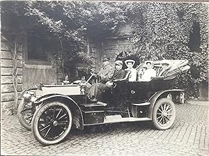[Fünf Personen in einem frühen Mercedes-Benz-Cabriolet], Original-Fotografie