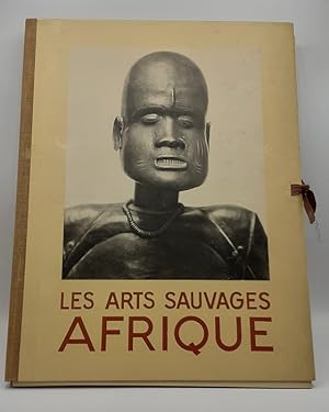 Imagen del vendedor de Les arts sauvages. AFRIQUE. a la venta por Librairie Le Trait d'Union sarl.