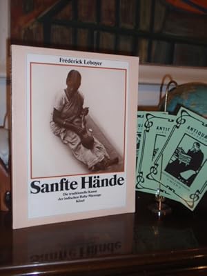 Bild des Verkufers fr Sanfte Hnde. Die traditionelle Kunst der indischen Baby-Massage. zum Verkauf von Antiquariat Klabund Wien