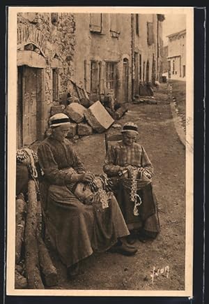 Carte postale Damen beim Klöppeln auf der Strasse aus Auvergne