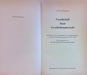 Image du vendeur pour Gesellschaft - Staat - Geschichtsunterricht : Beitr. zu e. Geschichte d. Geschichtsdidaktik u.d. Geschichtsunterrichts von 1500 - 1980. hrsg. von Klaus Bergmann u. Gerhard Schneider / Schwann-Handbuch mis en vente par books4less (Versandantiquariat Petra Gros GmbH & Co. KG)