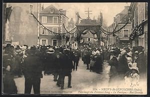 Carte postale Neuvy-St-Sépulchre, Pèlerinage du Précieux Sang, le Portique, Rue Grande