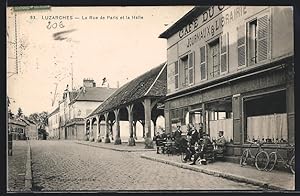Carte postale Luzarches, la Rue de Paris et la Halle