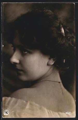Bild des Verkufers fr Foto-Ansichtskarte NPG Nr. 379 /7: Neue Photographische Gesellschaft: Junge Dame mit Haarspange zum Verkauf von Bartko-Reher