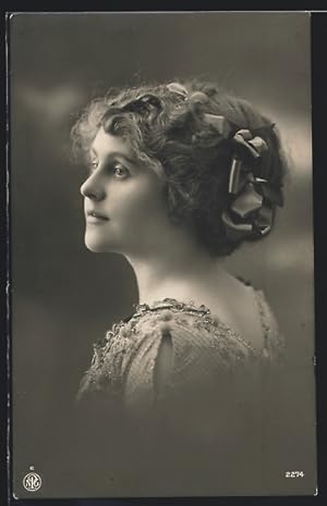 Bild des Verkufers fr Foto-Ansichtskarte NPG Nr. 2274: Neue Photographische Gesellschaft: Junge Frau mit Schleifen im Haar zum Verkauf von Bartko-Reher