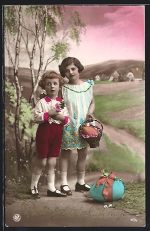 Bild des Verkufers fr Foto-Ansichtskarte NPG Nr. 417 /4: Neue Photographische Gesellschaft: Kinderpaar mit Osterkorb, Ostergruss zum Verkauf von Bartko-Reher