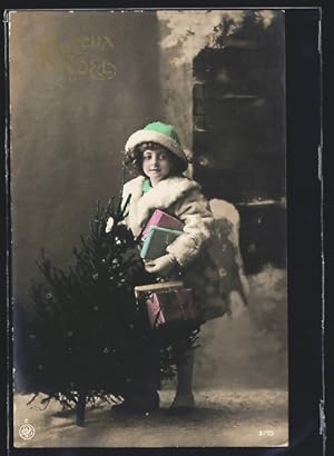 Bild des Verkufers fr Foto-Ansichtskarte NPG Nr. 3715: Neue Photographische Gesellschaft: Kleines Mdchen mit Tannenbaum, Weihnachtsgruss zum Verkauf von Bartko-Reher