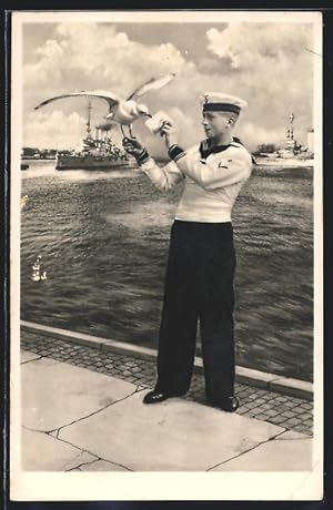 Seller image for Ansichtskarte Eckernfrde, Matrose mit Vogel auf der Hand, Im Hintergrund Schiff der Kriegsmarine for sale by Bartko-Reher