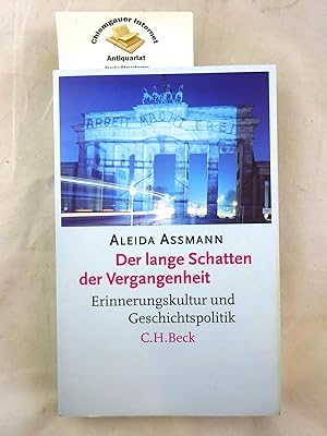 Immagine del venditore per Der lange Schatten der Vergangenheit : Erinnerungskultur und Geschichtspolitik. venduto da Chiemgauer Internet Antiquariat GbR