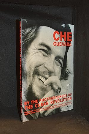 Bild des Verkufers fr Che Guevara; By the Photographers of the Cuban Revolution (Photographs of Guevara, Ernesto Che.) zum Verkauf von Burton Lysecki Books, ABAC/ILAB