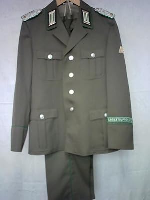 NVA-Uniform eines Majors der Grenztruppen, mit Krawatte und Kleiderkammermarke sowie Hose mit Bie...