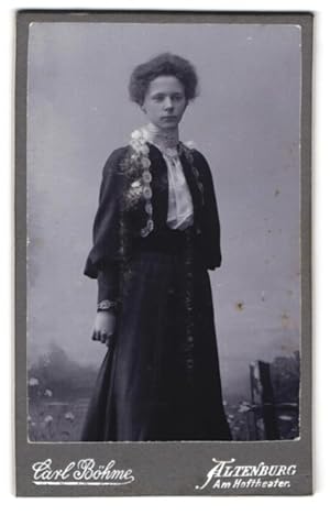 Bild des Verkufers fr Fotografie Carl Bhme, Altenburg, Junge Dame in hbscher Kleidung zum Verkauf von Bartko-Reher
