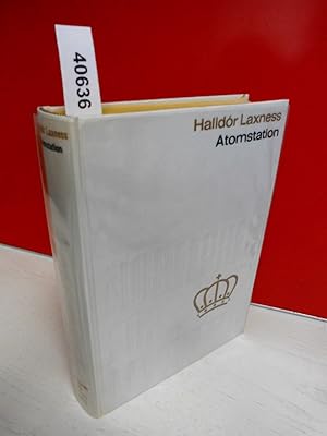 Imagen del vendedor de Atomstation . Von Halldr Laxness . Aus der Sammlung : Nobelpreis fr Literatur 1955 , Band 50 . Einband aus echter, schwerer, weier Tafelseide mit echter Gold-Blindprgung . ( Coron-Verlag ) a la venta por Gabis Bcherlager