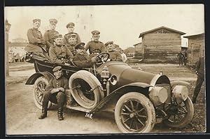 Foto-Ansichtskarte Auto Windhoff (1914), junge Gruppe von Soldaten im Wagen