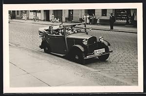 Image du vendeur pour Foto-Ansichtskarte Auto BMW 3 /20 (1932 /34), Mann, Frauen bei Ausfahrt mit PKW mis en vente par Bartko-Reher