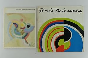 Imagen del vendedor de Runion de 2 catalogues : 1) Sonia Delaunay Retrospective, Muse National d'Art Moderne, Paris 1967-1968. Ministre des Affaires Culturelles / RMN. Frontispice en couleur, reproductions NB (maquette Jeannine Fricker) 2) Sonia Delaunay Artcurial, sd, circa 1977-1978, 32p. Catalogue de vente pour la collection les "Simultans", oeuvres d'art sur tissus, dites par Artcurial. a la venta por Librairie Christian Chaboud