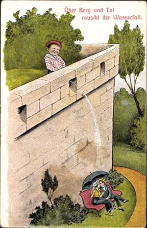 Ansichtskarte / Postkarte Junge pinkelt auf ein Liebespaar, Über Berg und Tal rauscht der Wasserfall