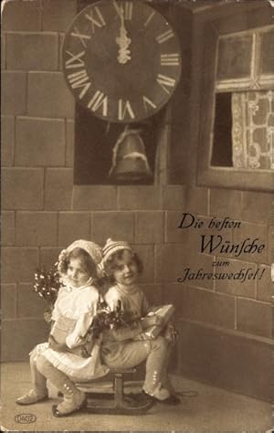 Ansichtskarte / Postkarte Glückwunsch Neujahr, Kinder, Geschenke, Uhr, Glocke