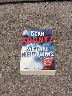Imagen del vendedor de WHAT THE NIGHT KNOWS: SIGNED LIMITED EDITION UK PAPERBACK WITH BONUS STORY a la venta por Books for Collectors