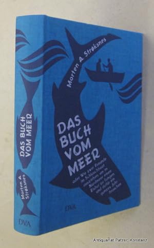 Bild des Verkufers fr Das Buch vom Meer oder Wie zwei Freunde im Schlauchboot ausziehen, um im Nordmeer einen Eishai zu fangen, und dafr ein ganzes Jahr brauchen. Aus dem Norwegischen von Ina Kronenberger u. Sylvia Kall. Mnchen, DVA, 2016. 363 S., 1 Bl. Illustrierter Or.-Lwd. (ISBN 9783421047397). zum Verkauf von Jrgen Patzer