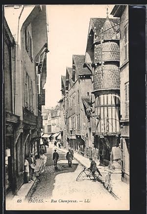 Carte postale Troyes, Rue Champeaux, Mann auf einem vélo