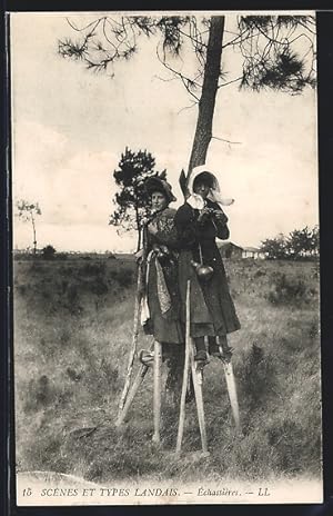 Carte postale Scènes et Types Landais, Échassieres, zwei junge Frauen auf Stelzen lehnen an einem...