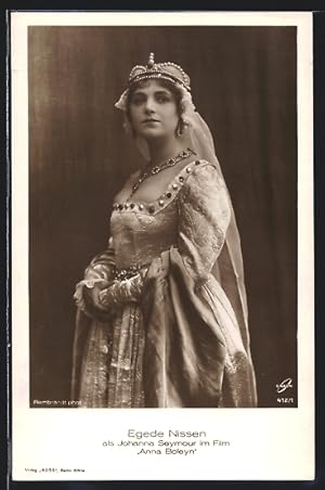 Ansichtskarte Schauspielerin Egede Nissen, Gesamtansicht gekleidet als Johanna Seymour in Anna Bo...