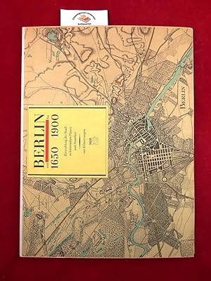 Imagen del vendedor de Berlin von 1650 bis 1900. Entwicklung der Stadt in historischen Plnen und Ansichten. Mit Erluterungen. Original-Halbleinen-Mappe. 1. Aulage. Textheft in 4-Format, Plne (mehrfach gefaltet) und Mappe in 2. Sehr gut erhalten, nur die Mappe uerlich mit leichten Gebrauchsspuren. Mit 12 berwiegend farbigen Plnen . 12 Plne und 60 S. Textheft 4,. a la venta por Chiemgauer Internet Antiquariat GbR