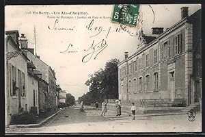 Carte postale Les Aix-d`Angillon, Route de Bourges, Justice de Paix et Ecole