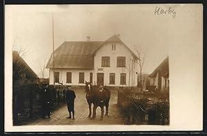 Bild des Verkufers fr Foto-Ansichtskarte Karby, Besitzung Gut Grimm mit Mnnergruppe und Pferd zum Verkauf von Bartko-Reher