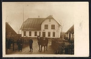Bild des Verkufers fr Foto-Ansichtskarte Karby, Besitzung Gut Grimm mit Mnnergruppe und Pferd zum Verkauf von Bartko-Reher