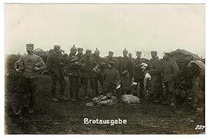 Bild des Verkufers fr Brotausgabe. Nr. 227. (1. Weltkrieg). Originalfotografie. Verso gestempelt. zum Verkauf von Biblion Antiquariat