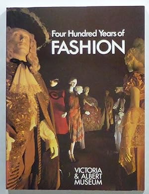 Image du vendeur pour Four Hundred Years of Fashion. Foreword by Sir Roy Strong. Editor: Natalie Rothstein. Text by Madeleine Ginsburg, Avril Hart, Valerie D. Mendes with other members of the Department of Textiles and Dress. Photograph by Philip Barnard. mis en vente par Patrik Andersson, Antikvariat.