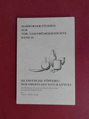 Bild des Verkufers fr Hethitische Tpferei der Oberstadt von Hattusa. Ein Beitrag zur Kenntnis spt-groreichszeitlicher Keramik und Tpferbetriebe unter Zugrundelegung der Grabungsergebnisse von 1978 - 82 in Bogazky. Band 10 aus der Reihe "Marburger Studien zur Vor- und Frhgeschichte." des vorgeschichtlichen Seminars Marburg. zum Verkauf von Wissenschaftliches Antiquariat Zorn