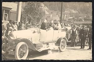 Bild des Verkufers fr Foto-Ansichtskarte Auto Horch 13 /35 (1911 /14), Braut mit kleinen Schwestern und Vater in Uniform im weissen Braut-Auto zum Verkauf von Bartko-Reher