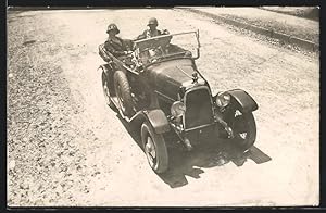 Bild des Verkufers fr Foto-Ansichtskarte Auto Fiat 501 (1922), Ein Mann und drei Frauen im kleinen Cabrio, von schrg oben zum Verkauf von Bartko-Reher