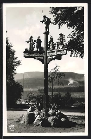 Ansichtskarte Schluchsee, Wegweiser mit Schnitzereien nach Lenzkirch und St. Blasien