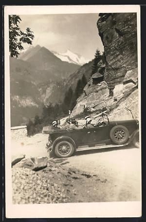 Image du vendeur pour Foto-Ansichtskarte Auto Horch 303 (1927), Ausflgler im Cabrio auf einer Serpentine im Bergidyll mis en vente par Bartko-Reher