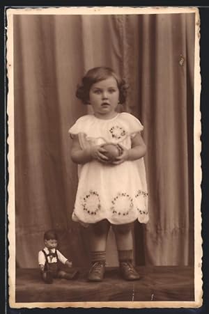 Foto-Ansichtskarte Kleines Mädchen im Kleid mit Ball und Puppe