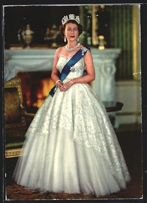 Postcard Her Majesty Queen Elizabeth II. mit Krone im königlichem Kleid