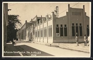 Postcard Maracy, Strassenpartie mit grossem weissen Gebäude