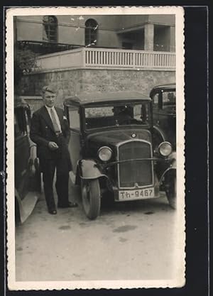 Image du vendeur pour Foto-Ansichtskarte Auto BMW 3 /20 (1932 /34), Mann im Anzug steht entspannt neben seinem Fahrzeug mis en vente par Bartko-Reher