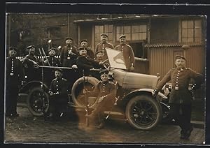 Foto-Ansichtskarte Auto Dux (1913), Eine Gruppe uniformierter Soldaten mit Gewehren am polierten ...