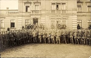 Bild des Verkufers fr Foto Ansichtskarte / Postkarte Deutsche Soldaten in Uniformen, Gruppenbild, Kaiserzeit, Mobilmachung zum Verkauf von akpool GmbH