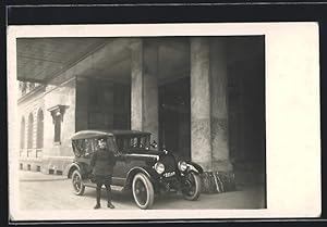 Seller image for Foto-Ansichtskarte Auto Marmon (1918 /21) Typ 34, Junger Mann mit hinter dem Rcken verschrnkten Armen am Wagen for sale by Bartko-Reher