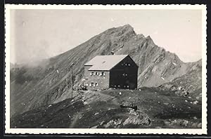 Ansichtskarte Sudetendeutsche Hütte gegen die Bergspitze